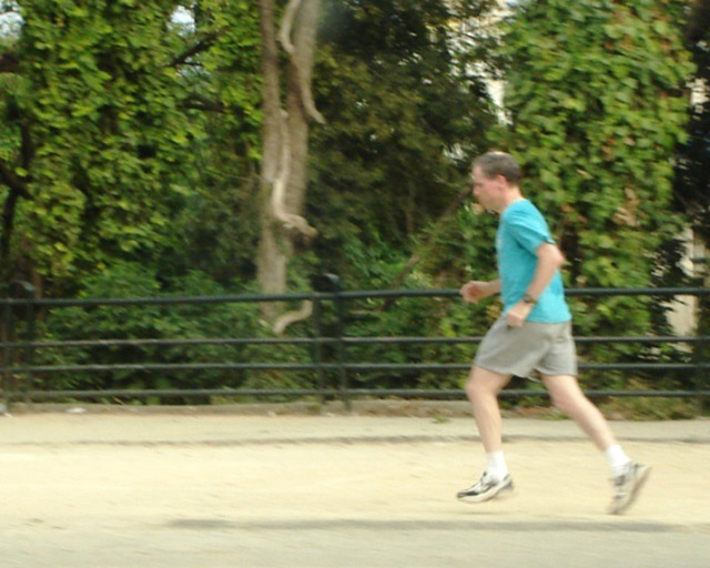 يظهر السفير الأمريكي روبرت فورد وهو يقوم بتمارينه الرياضية بأحد